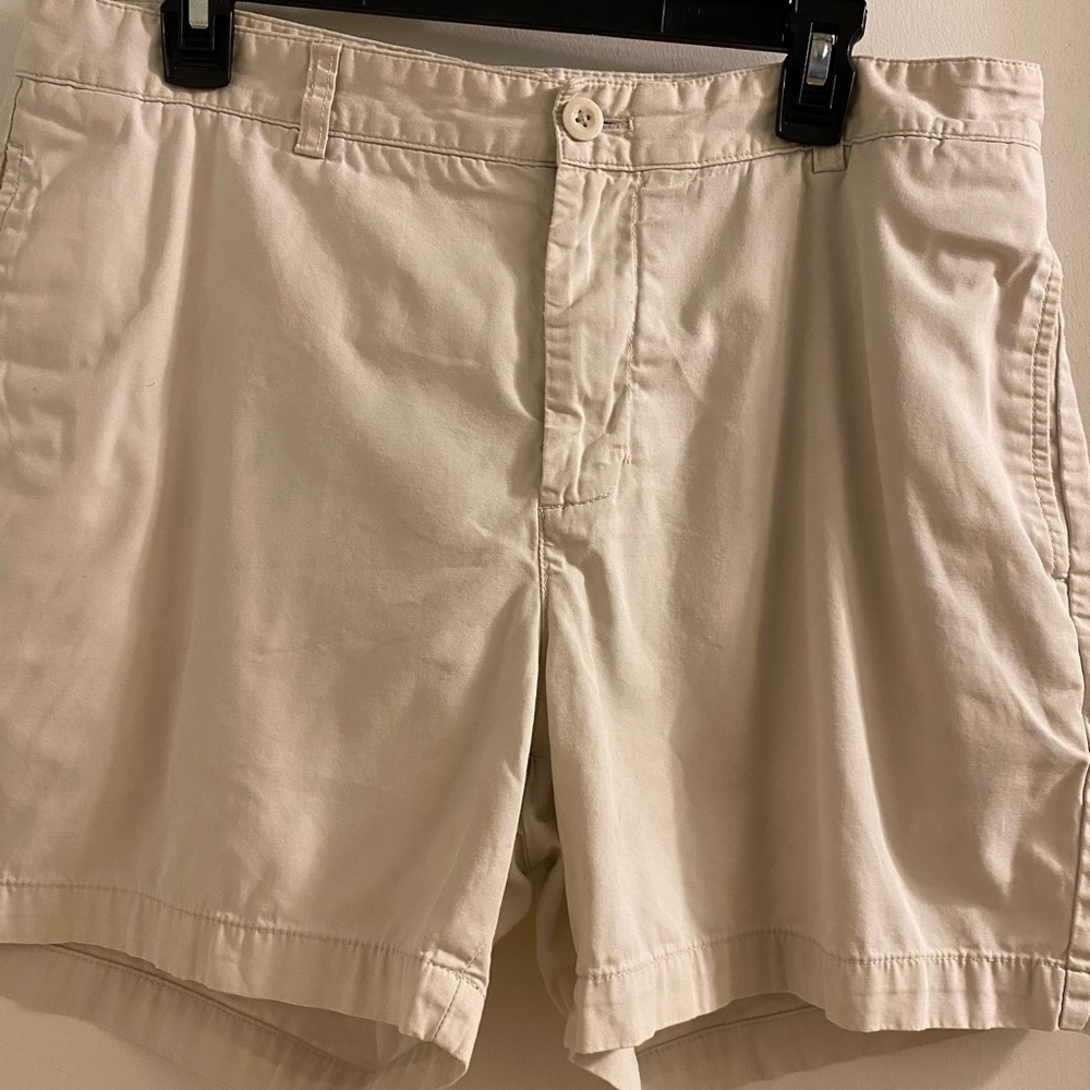 White Vineyard Vines shorts